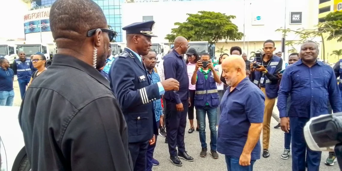 Governador de Luanda reforça Polícia Nacional e Elisal com novos meios rolantes