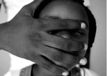 Menor de 11 anos abusada por dois adultos de 43 e 73 anos de idade