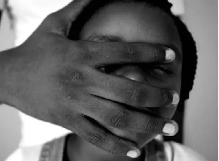 Menor de 11 anos abusada por dois adultos de 43 e 73 anos de idade