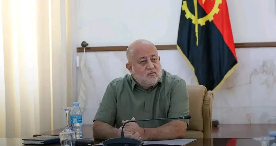 Governador de Luanda analisa situação da capital com administradores municipais