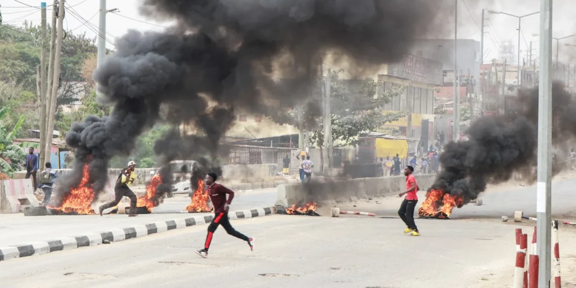 Paralisação de táxis instala caos em Luanda e Polícia detém mais de 100 pessoas