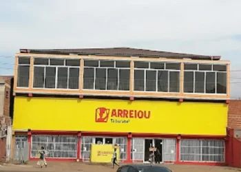 Manifestantes invadem supermercado Arreiou do Camama