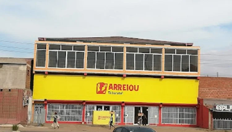 Manifestantes invadem supermercado Arreiou do Camama