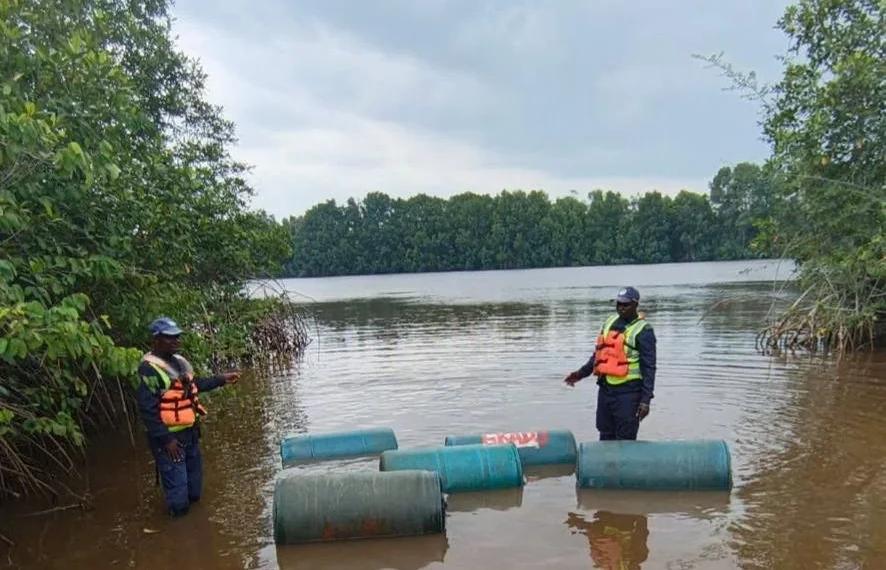Polícia no Zaire frustra tentativa de contrabando de mais de mil litros de combustível
