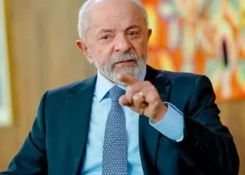 Tensões comerciais entre Brasil e EUA: Lula responde a tarifas de Trump e pede ‘respeito’