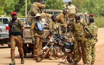 Ataque à base militar no Burkina Faso mata 50 soldados