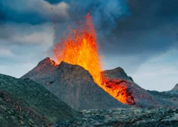 Vulcão Klyuchevskoy entra em erupção na Rússia, após sismo