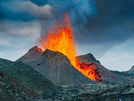 Vulcão Klyuchevskoy entra em erupção na Rússia, após sismo