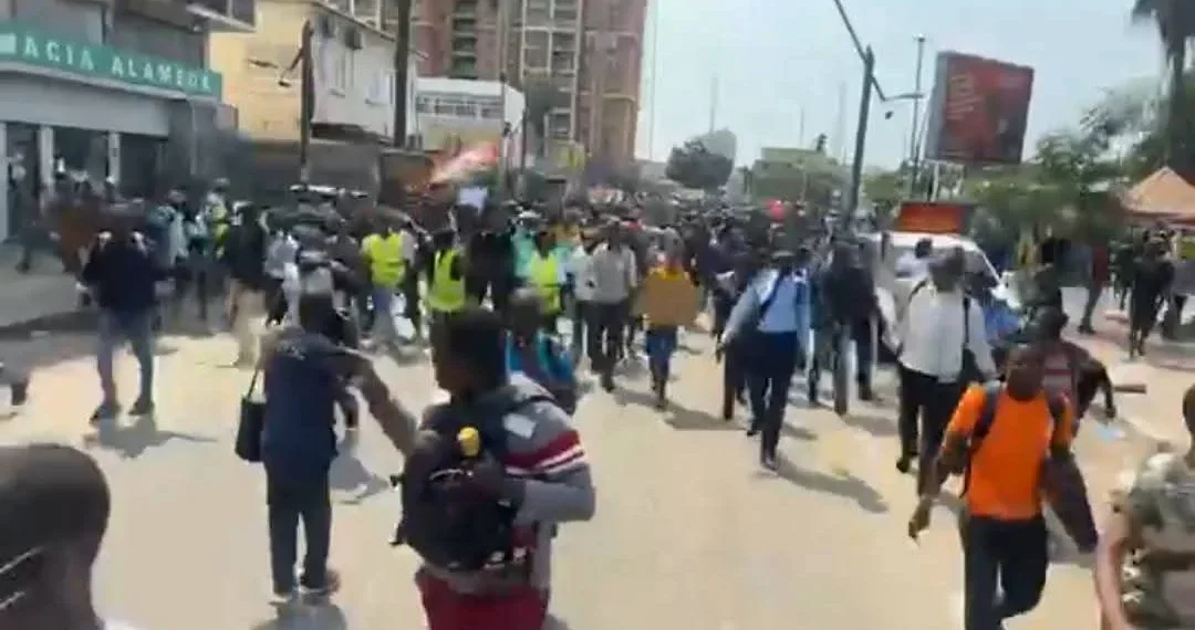 Subida do preço do táxi junta centenas de manifestantes nas ruas de Luanda