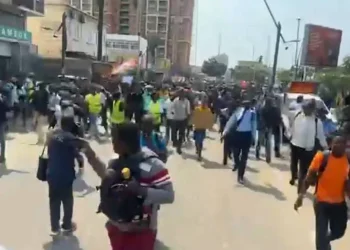 Subida do preço do táxi junta centenas de manifestantes nas ruas de Luanda