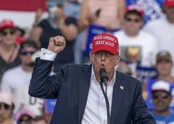 Trump acusa Obama, Hillary e Biden de escreverem ‘Ficheiros Epstein’