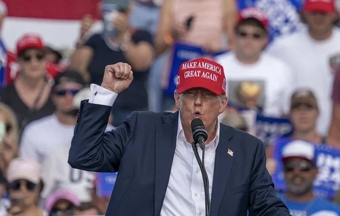 Trump acusa Obama, Hillary e Biden de escreverem ‘Ficheiros Epstein’