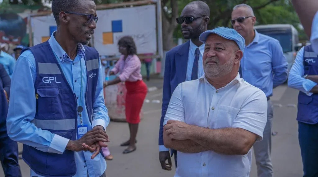 Governador de Luanda visita estabelecimentos comerciais vandalizados