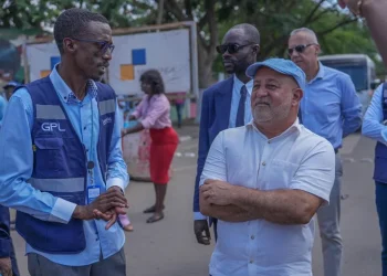 Governador de Luanda visita estabelecimentos comerciais vandalizados