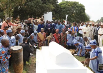 Ritual “sagrado” de ‘boas-vindas’ preservado pelo povo do Zaire há mais de dois séculos