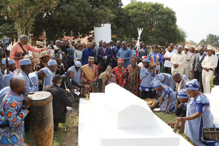 Ritual “sagrado” de ‘boas-vindas’ preservado pelo povo do Zaire há mais de dois séculos