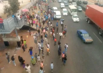 Populares obrigados a andar a pé por falta de táxis em Luanda