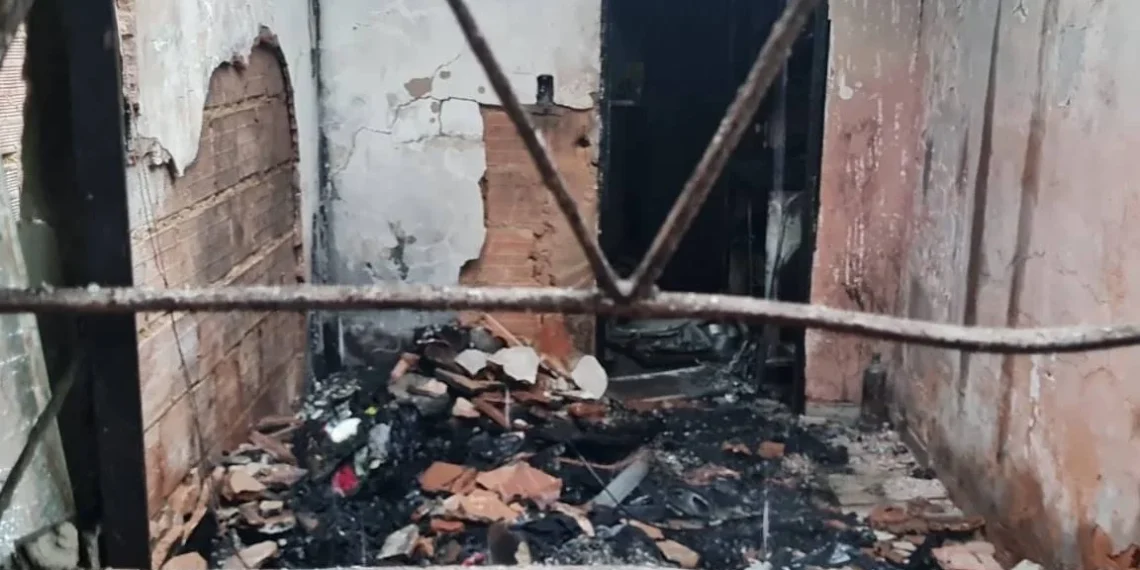 Criança morre carbonizada em fogo posto pelos pais para caçar ratos