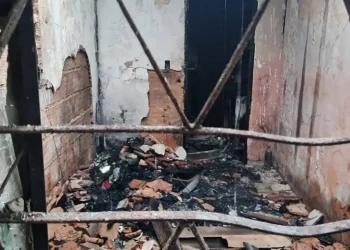 Criança morre carbonizada em fogo posto pelos pais para caçar ratos