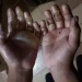 Mãe queima braços do filho de cinco anos por suposto roubo na panela da vizinha