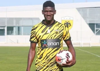 Zine Salvador volta ao AEK Atenas