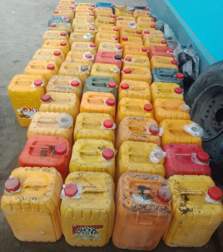 ‎Autoridades no Luau apreendem 64 bidões de gasolina guardados dentro de uma casa abandonada