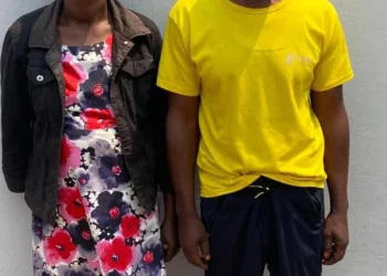 Casal detido por queimar mãos da filha menor de 10 anos por causa de 100 kwanzas‎
