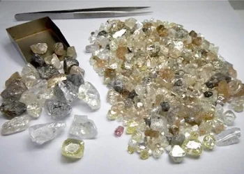 Jovem de 19 anos detido com mais de 90 supostas pedras de diamantes no Dundo