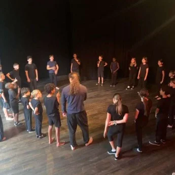 Crianças do Anim’art participam na peça teatral “O Rouxinol e o Imperador da China” em França