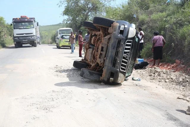 Capotamento de automóvel faz três mortes e deixa quatro pessoas gravemente feridas no Huambo