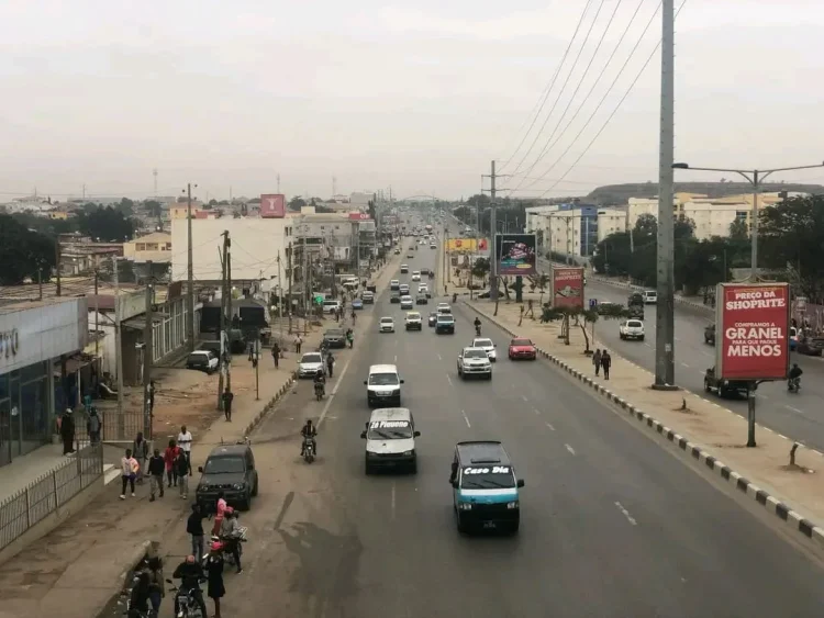 Luanda amanhece calma com movimento regular de veículos e passageiros