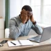 O silêncio pesado do suicídio no trabalho