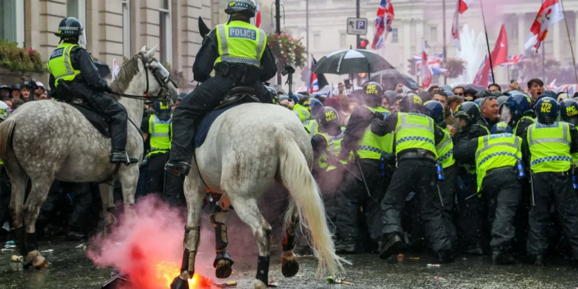 Manifestantes de extrema-direita ferem polícias durante manifestação em Londres