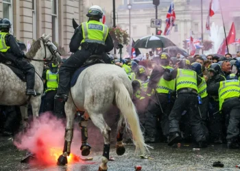 Manifestantes de extrema-direita ferem polícias durante manifestação em Londres