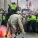 Manifestantes de extrema-direita ferem polícias durante manifestação em Londres