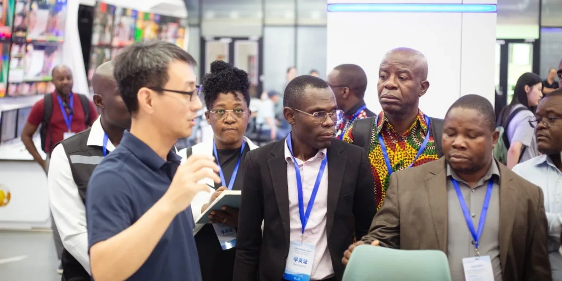 Jornalistas angolanos em formação na China mantêm intercâmbio com grupo de mídia de jornais de Liaoning