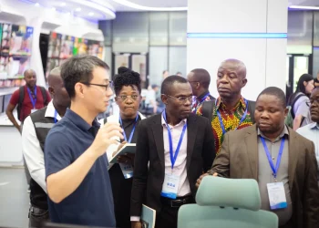 Jornalistas angolanos em formação na China mantêm intercâmbio com grupo de mídia de jornais de Liaoning