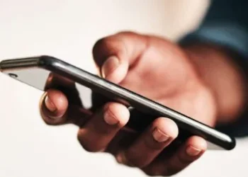 Sociólogo recomenda moderação do uso de telemóvel na infância