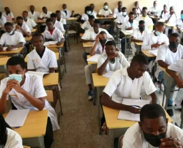Não se aprende o inglês nas escolas: uma teoria maquiavélica de falta metodológica