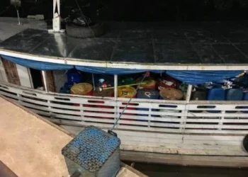 Apreendida embarcação com mais de quatro mil litros de combustível contrabandeado
