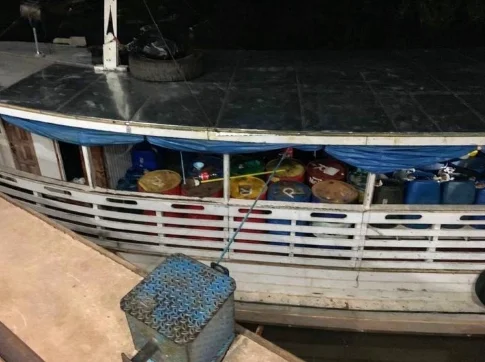 Apreendida embarcação com mais de quatro mil litros de combustível contrabandeado