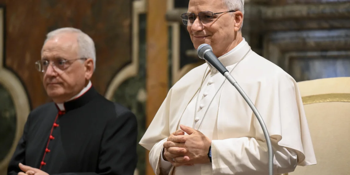 Papa promete continuar legado de Francisco de inclusão de pessoas LGBTQ