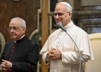 Papa promete continuar legado de Francisco de inclusão de pessoas LGBTQ