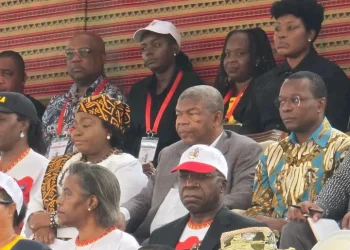 João Lourenço assiste ao desfile do Carnaval Fora de Época