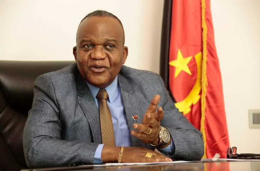 Embaixador de Angola na Coreia do Sul entrega cartas credenciais ao Presidente coreano