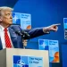 Trump insta aliados da NATO a deixarem de comprar petróleo russo