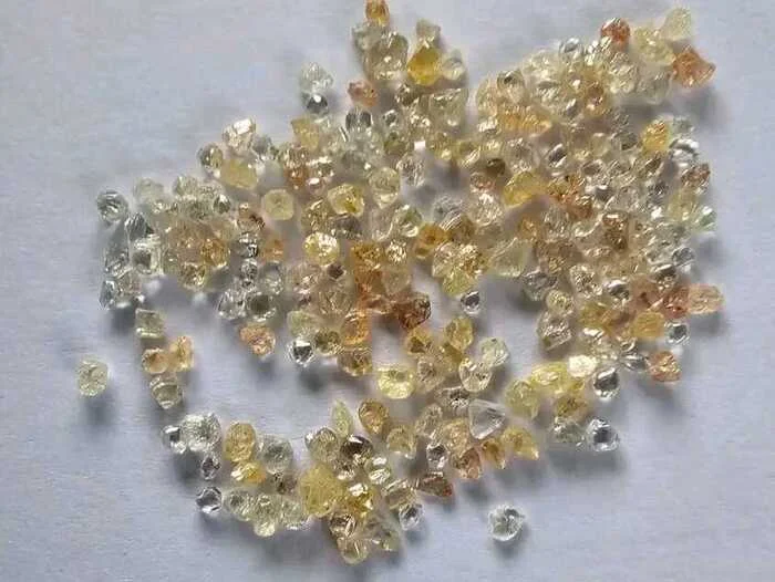 Cidadãos da RDC detidos com mais de 200 diamantes na Lunda-Norte