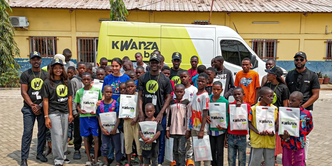 Kwanzabet apoia mais de 100 crianças com material escolar em Luanda