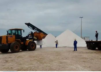 Empresa Salinas Calombolo substitui pagamento de salários em dinheiro por sacos de sal