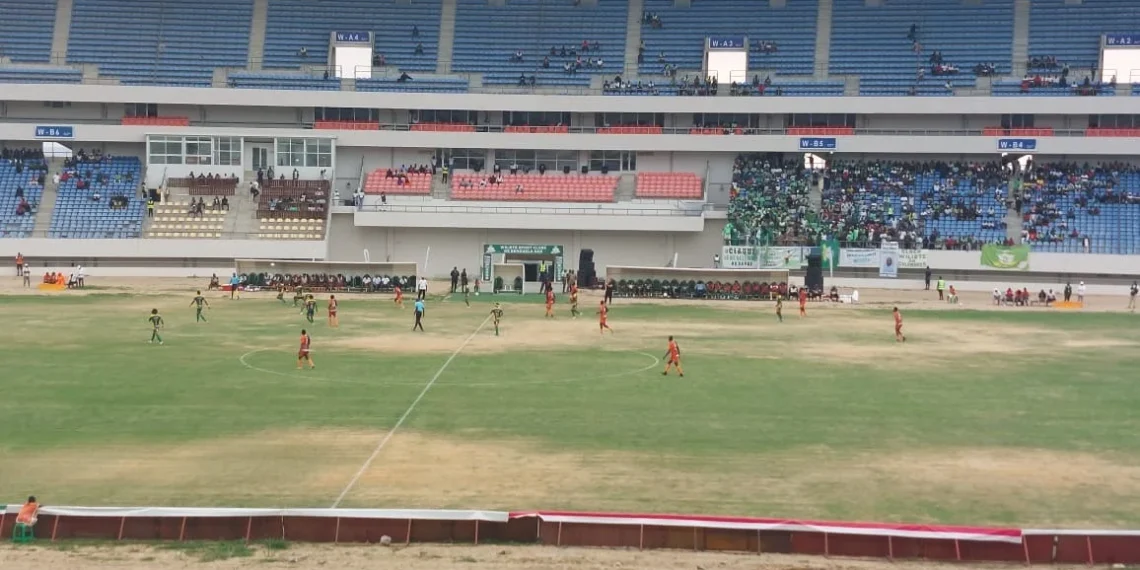 Falta de água deixa relva do Estádio de Ombaka em péssimo estado